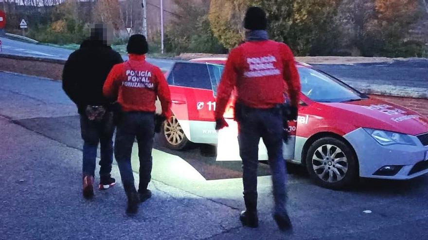 Momento de la detención del pasajero que agredió a su pareja en un autobús, en Tafalla.