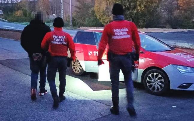 Momento de la detención del pasajero que agredió a su pareja en un autobús, en Tafalla.
