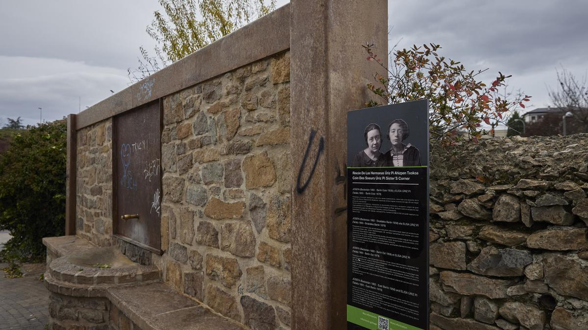 Recuerdo a las hermanas Úriz Pi junto al Parque de las Pioneras.