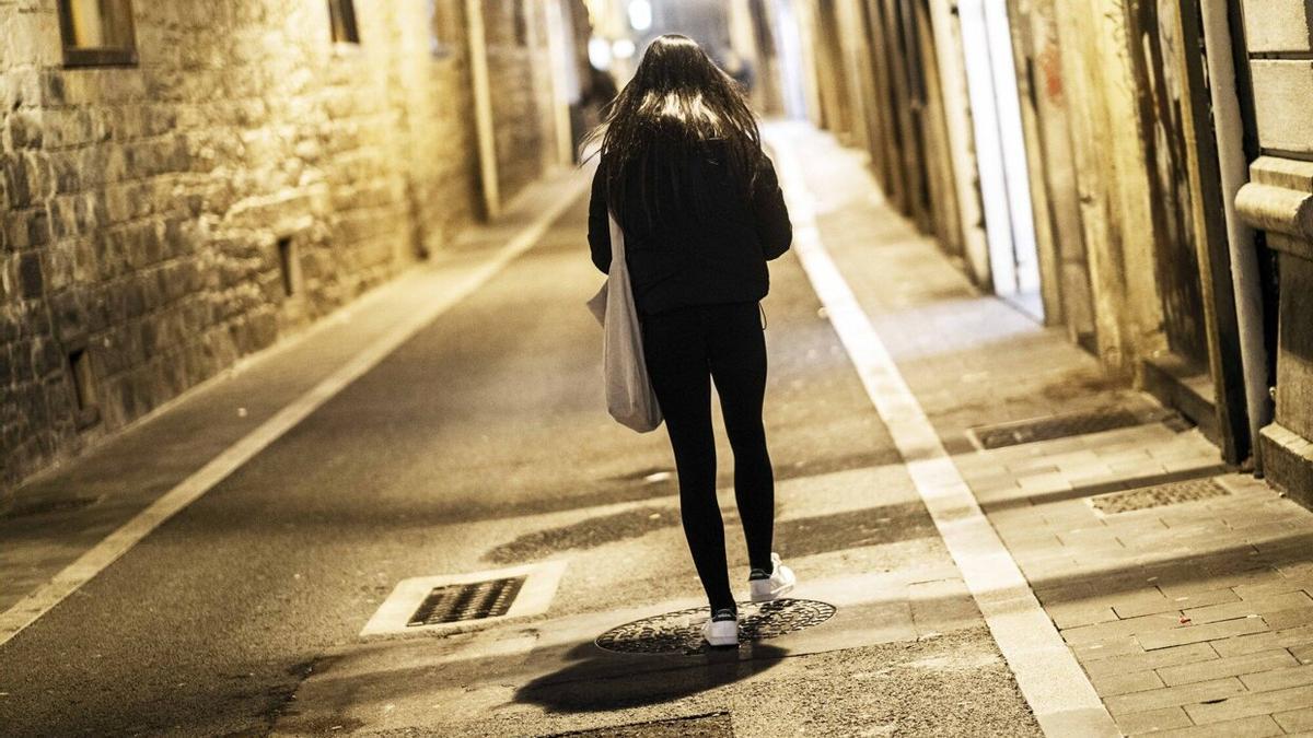 Una joven pasea por el Casco Viejo un día a la noche