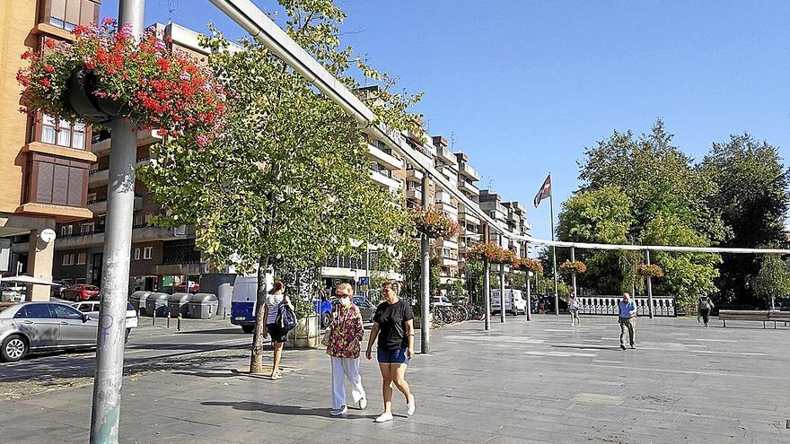 Imagen actual de la plaza de La estación de Las Arenas, que carece de zona verde. | FOTO: M. HERNÁNDEZ