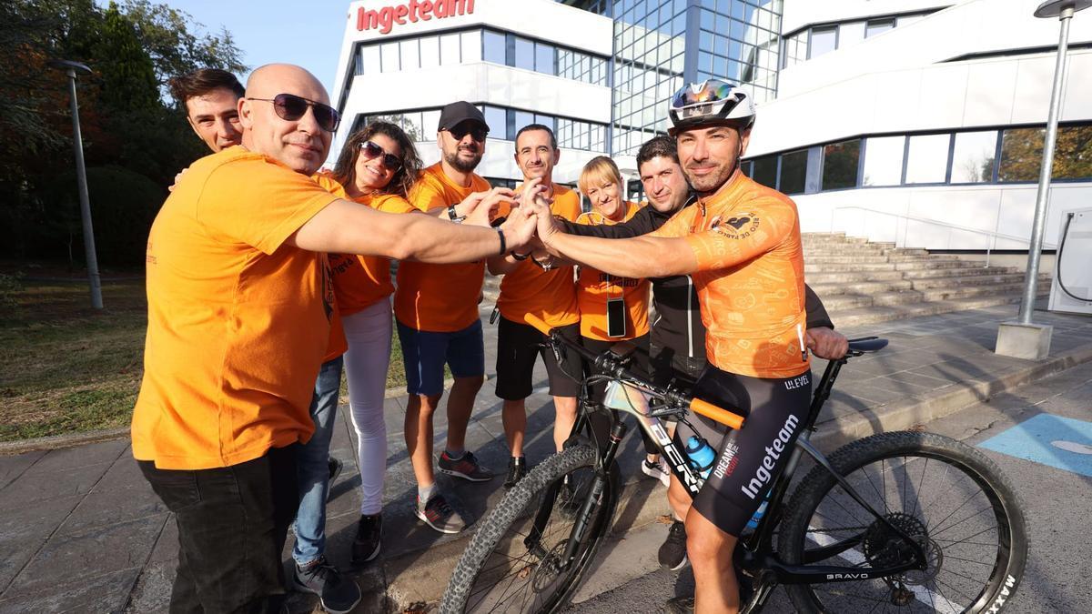 José Luis con parte de su equipo esta tarde en la sede de Ingeteam desde donde mañana inicia su periplo solidarios