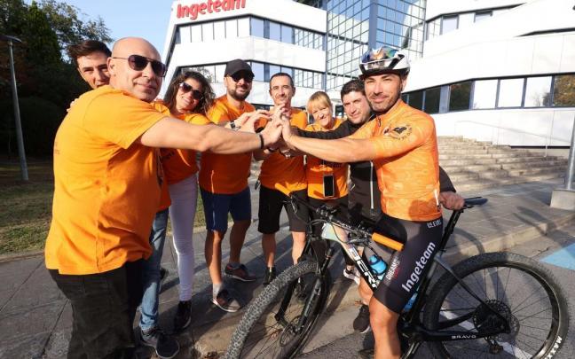 José Luis con parte de su equipo esta tarde en la sede de Ingeteam desde donde mañana inicia su periplo solidarios