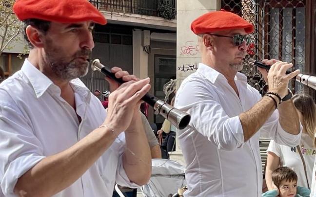 Los gaiteros de Lodosa y anfitriones del evento, Alfonso Baigorri y Roberto Baztán.