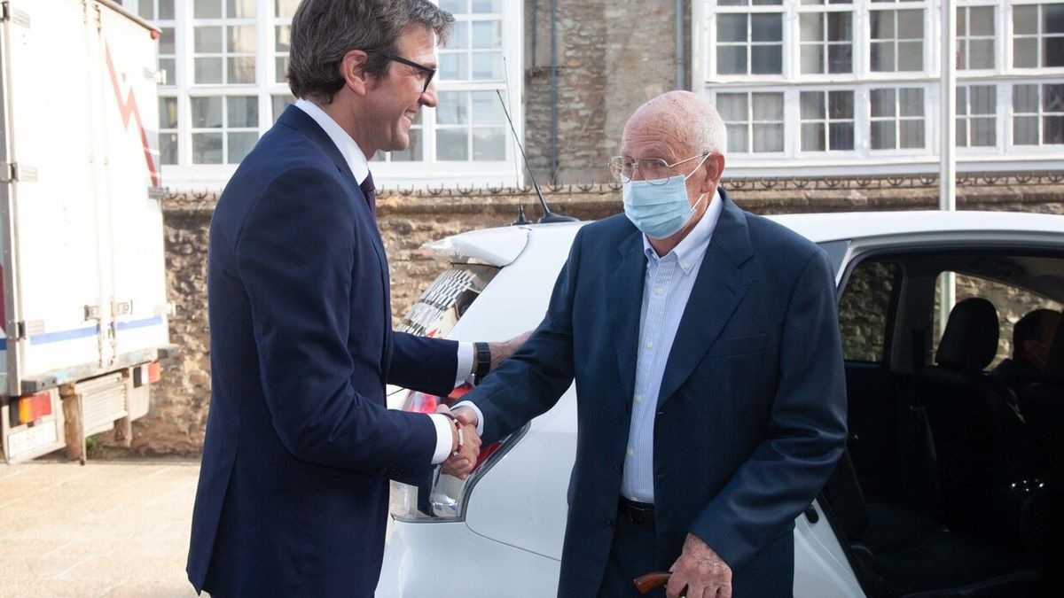 Cuerda recibe emocionado la Medalla a d&eacute;cadas de trabajo