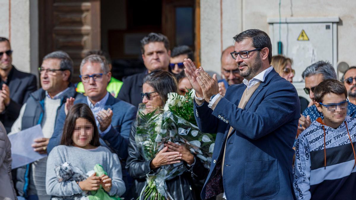 El padre de la menor asesinda durante un minuto de silencio dedicado a la niña en Torrecaballeros.