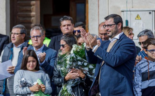 El padre de la menor asesinda durante un minuto de silencio dedicado a la niña en Torrecaballeros.