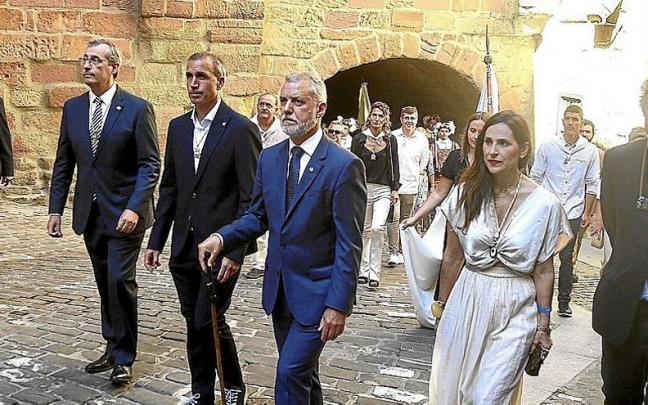 De izquierda a derecha, Markel Olano, Haritz Alberdi, I&ntilde;igo Urkullu, Bakartxo Tejeria y Xabier Ezeizabarrena, ayer en Getaria. | FOTO: JAVI COLMENERO