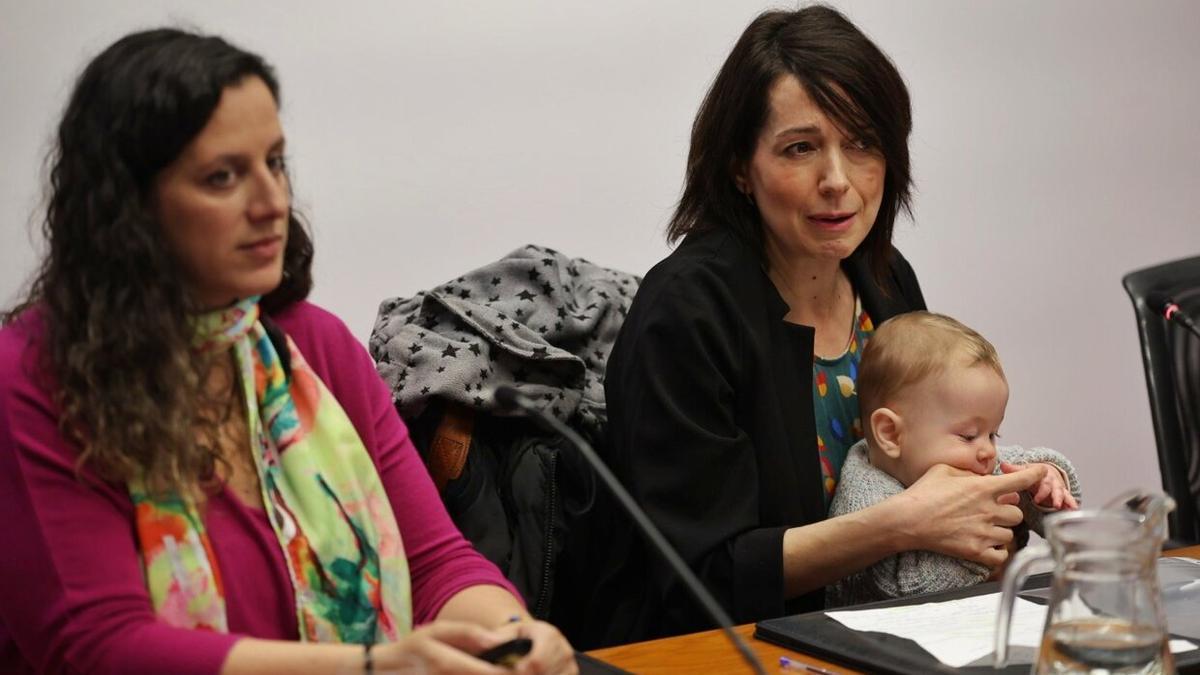 Izaskun Gamen, embarazada de Iñigo, y Eider Aldaia, con su hijo Nahi, en el Parlamento este miércoles.