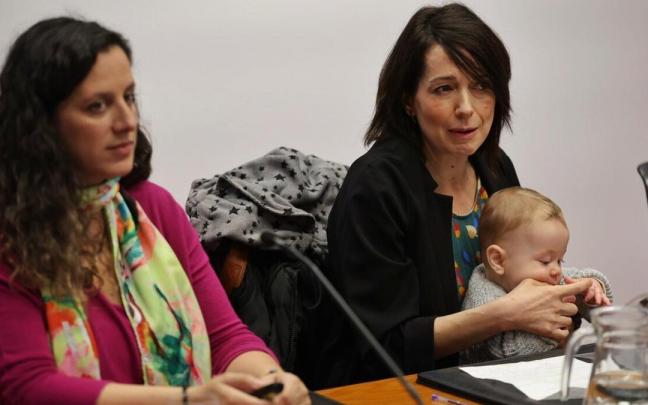 Izaskun Gamen, embarazada de Iñigo, y Eider Aldaia, con su hijo Nahi, en el Parlamento este miércoles.