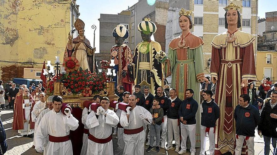 La talla de San Blas, a hombros de los cofrades, entrando a la parroquia junto a los gigantes del municipio.