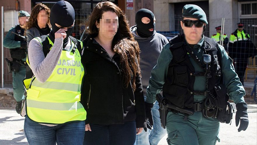 Agentes de la Guardia Civil detienen a una integrante de los CDR.