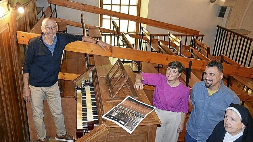 Anton Mendizabal, de Oiartzugo Organozaleak, Aizpea Otaegi, alcaldesa, y el concejal Iñaki Queralt. | FOTO: N.G.