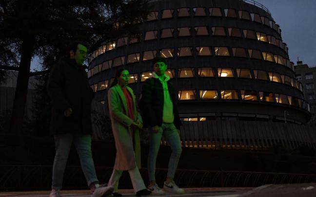 Varias personas pasean ante el Tribunal Constitucional.