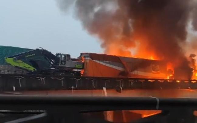 Accidente múltiple registrado en una autovía a la altura de la localidad de Wangcheng, China.