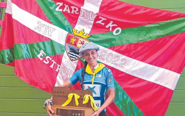 June Aranbarri posa tras conquistar Orio la Ikurriña de Zarautz. | FOTO: ORIO ARRAUN ELKARTEA