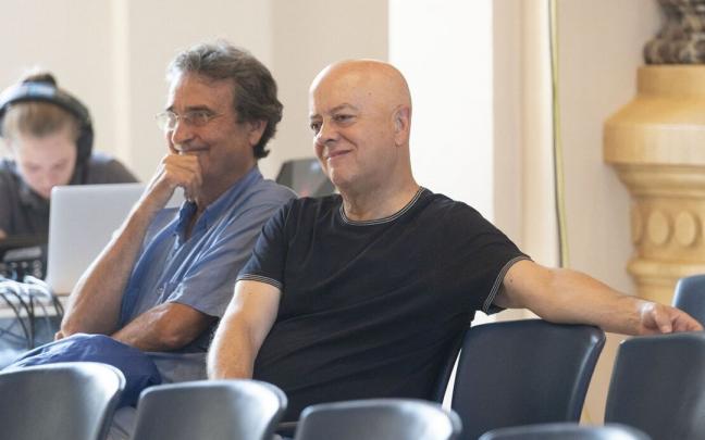 Jorge Letamendía y Odón Elorza, en los asientos del públicos en el último Pleno monográfico sobre vivienda, el 18 de julio Jorge Letamendía y Odón Elorza, en los asientos del públicos en el último Pleno monográfico sobre vivienda, el 18 de julio