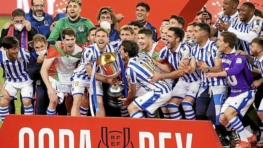 Los jugadores de la Real se disponen a levantar la Copa del Rey en La Cartuja. | FOTO: RUBEN PLAZA