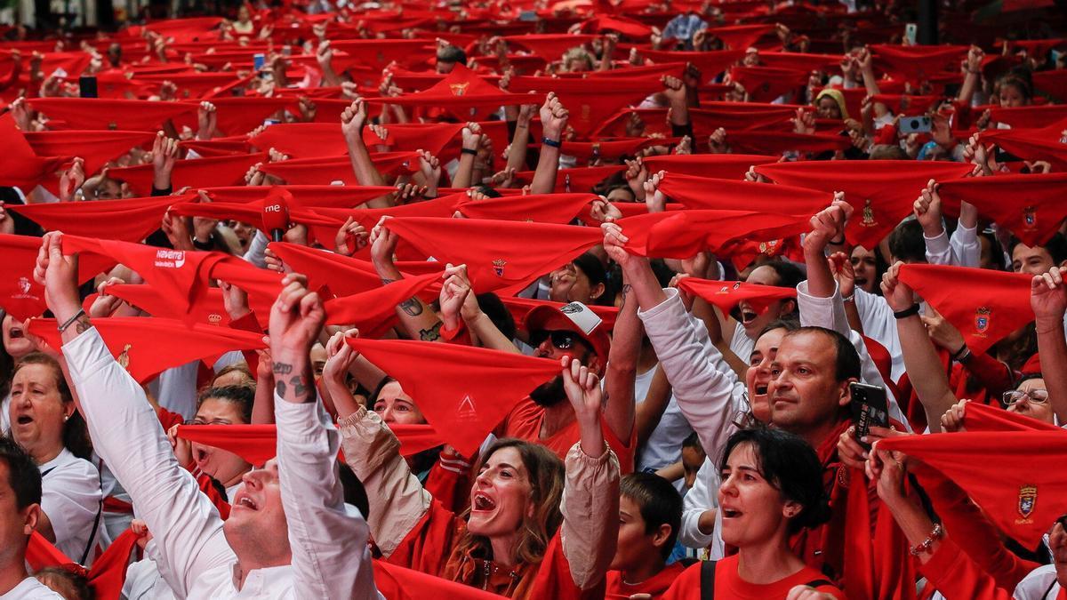 Momento previo al Chupinazo de San Fermín 2022, en el paseo Sarasate de Pamplona.