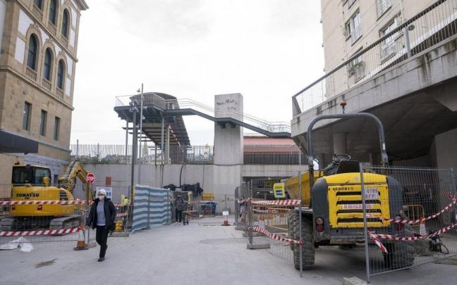 El dinamismo de las inversiones del sector público y una leve reactivación de la construcción mantienen el crecimiento sólido de la economía vasca. El dinamismo de las inversiones del sector público y una leve reactivación de la construcción mantienen el crecimiento sólido de la economía vasca.
