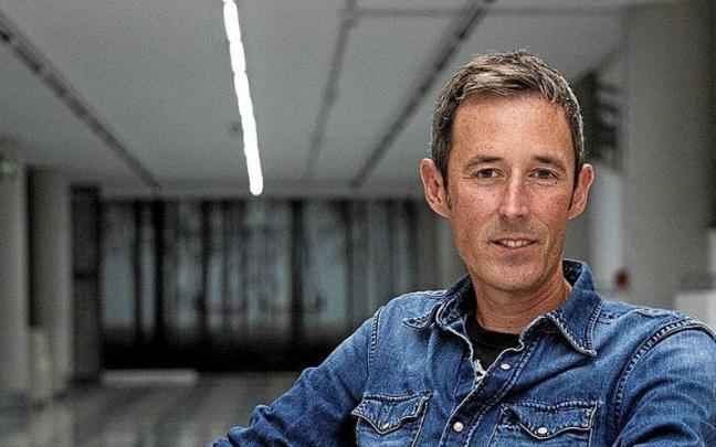 Lerro hauekin batera agertzen den irudian, Mikel Reparaz euskal kazetaria. | ARGAZKIA: JORGE MUÑOZ