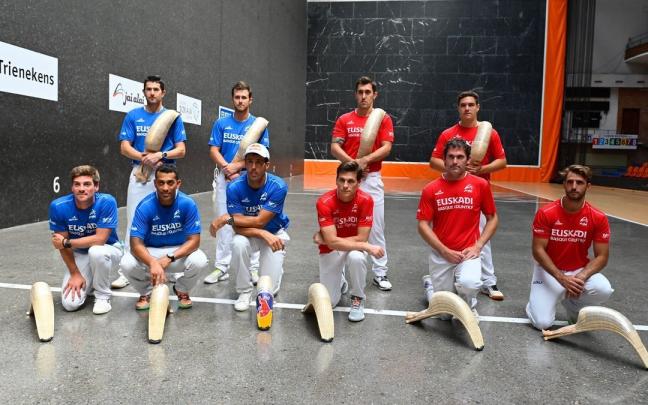 Aimar, Basque, Zabala, Lekerika -de pie-, Barandika, Hormaetxea, Goikoetxea, Beaskoetxea, Erkiaga y Olharan -arrodillados-, en la presentación del Grand Slam de Gernika. Aimar, Basque, Zabala, Lekerika -de pie-, Barandika, Hormaetxea, Goikoetxea, Beaskoetxea, Erkiaga y Olharan -arrodillados-, en la presentación del Grand Slam de Gernika.