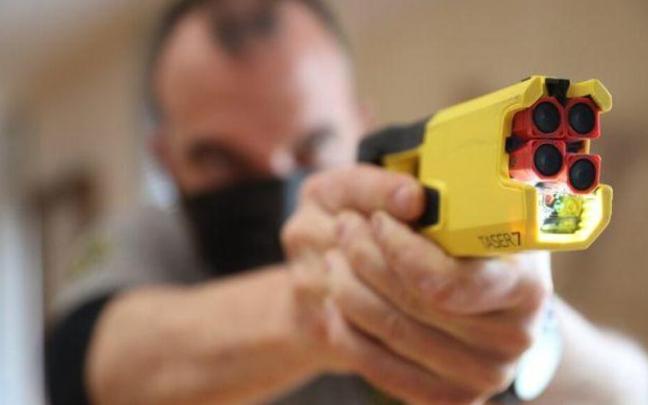 Táser utilizado por varias Policías Locales de Navarra. Táser utilizado por varias Policías Locales de Navarra.