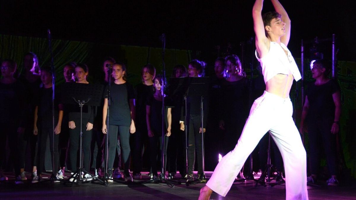 Oinkari dantza taldeak dantza ederrak eskaini zituen