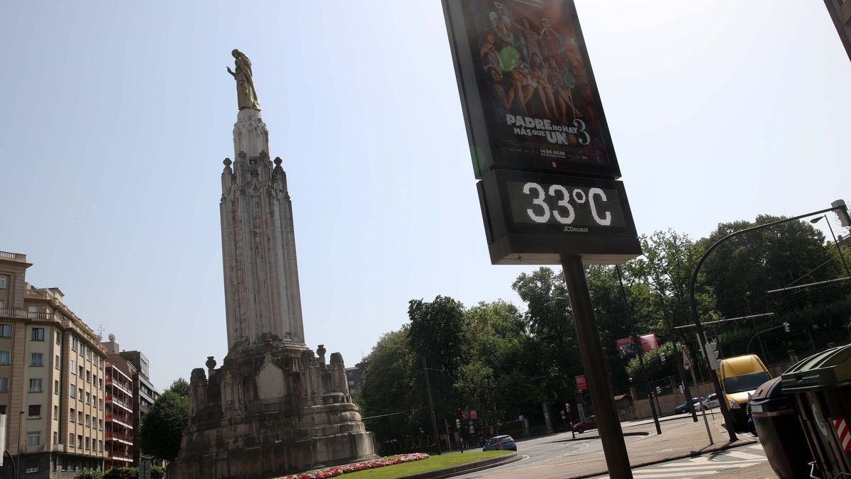 Un termómetro marca 33 grados en la bilbaina plaza del Sagrado Corazón