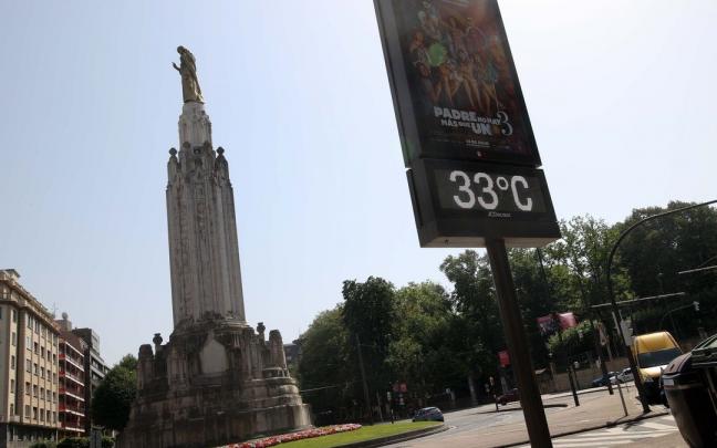 Un termómetro marca 33 grados en la bilbaina plaza del Sagrado Corazón