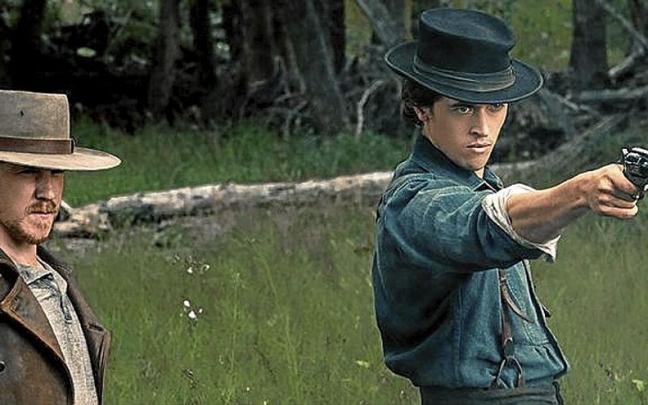 Tom Blyth da vida al famoso forajido Billy el Ni&ntilde;o