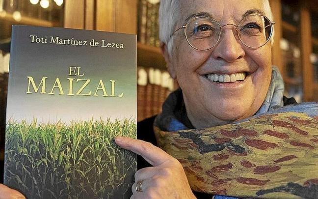 Toti Mart&iacute;nez de Lezea present&oacute; &lsquo;El maizal&rsquo; ayer en Donostia. | FOTO: RUBEN PLAZA