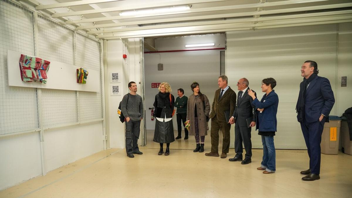 Artistas como Ibon Landa junto a representantes de los tres museos y Ramiro González y Bingen Zupiria