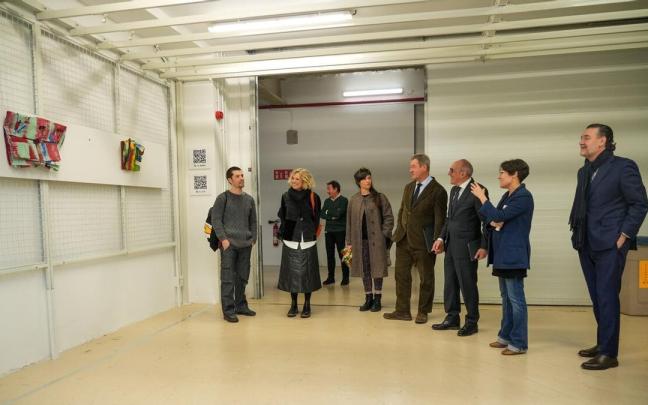 Artistas como Ibon Landa junto a representantes de los tres museos y Ramiro González y Bingen Zupiria Artistas como Ibon Landa junto a representantes de los tres museos y Ramiro González y Bingen Zupiria