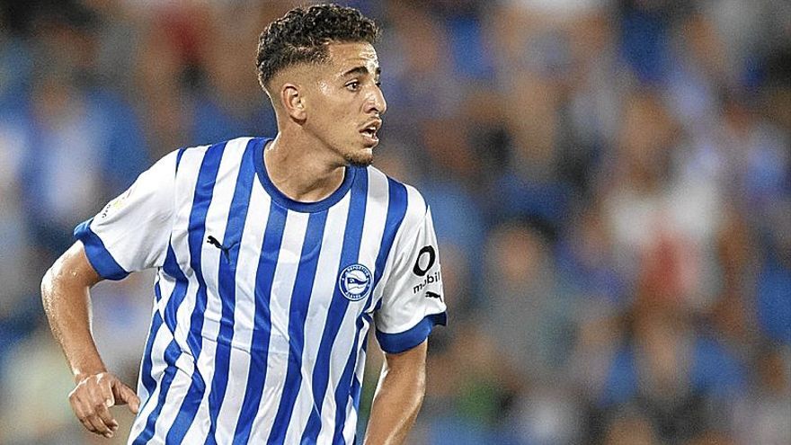 Abqar se dispone a golpear el balón durante un partido. | FOTO: @ALAVÉS