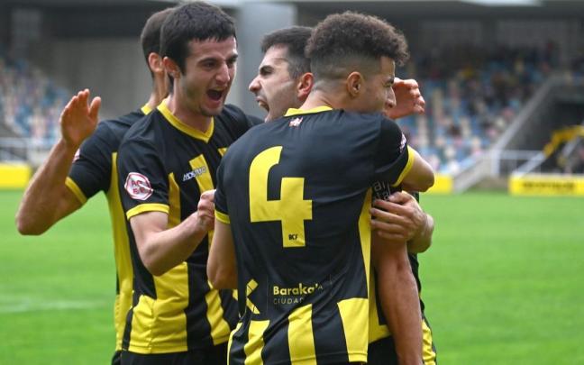 Los jugadores del &lsquo;Baraka&rsquo; celebran el gol de Urki.