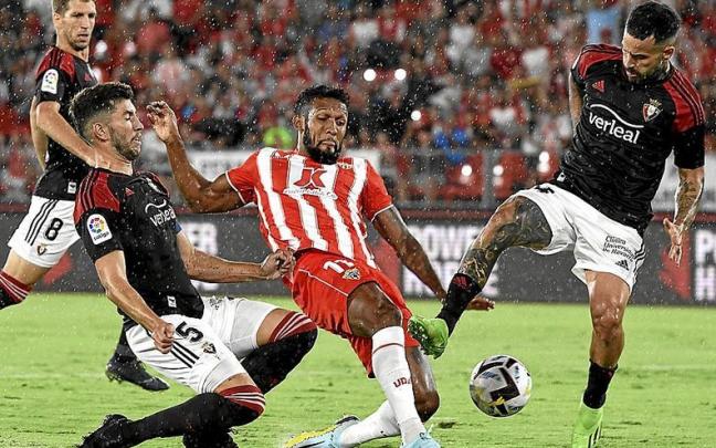 Dyego Sousa, en una acción de partido entre David García y Rubén García. Dyego Sousa, en una acción de partido entre David García y Rubén García.