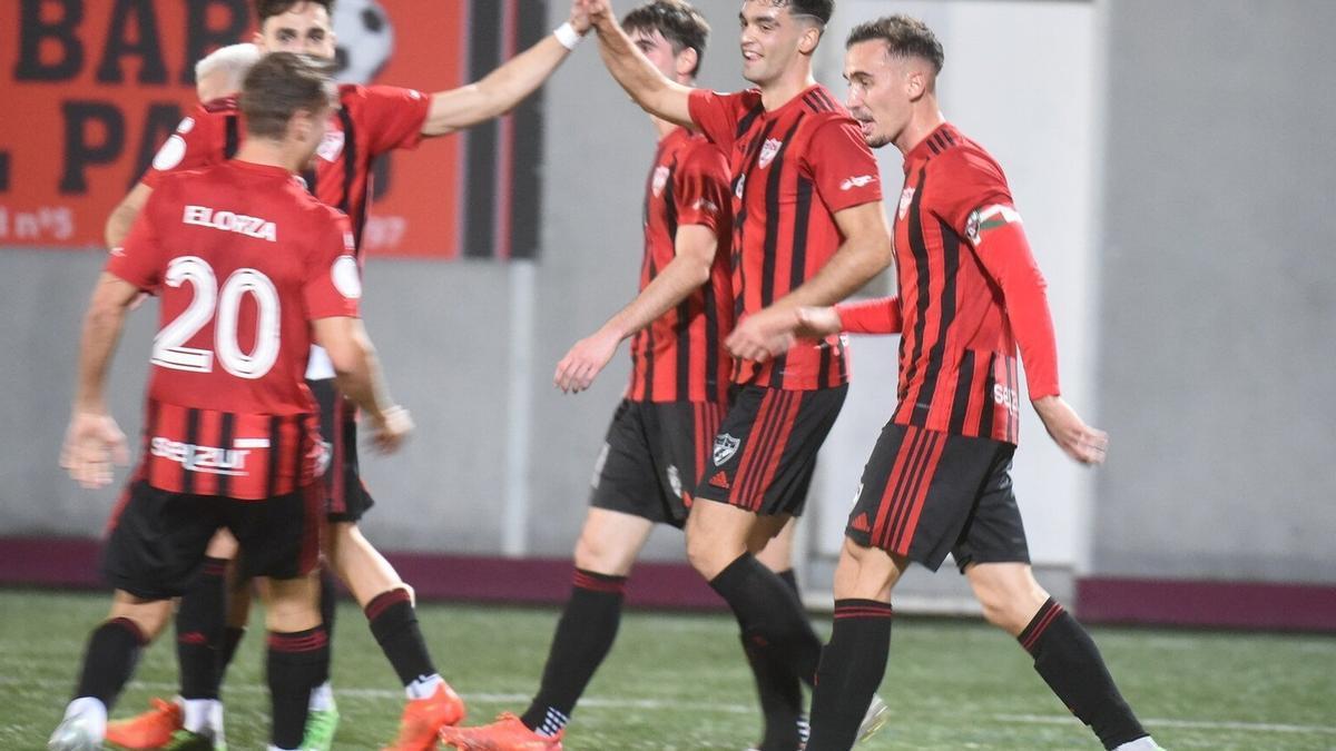 Los jugadores del Arenas celebran el tanto con el que abrieron el marcador.