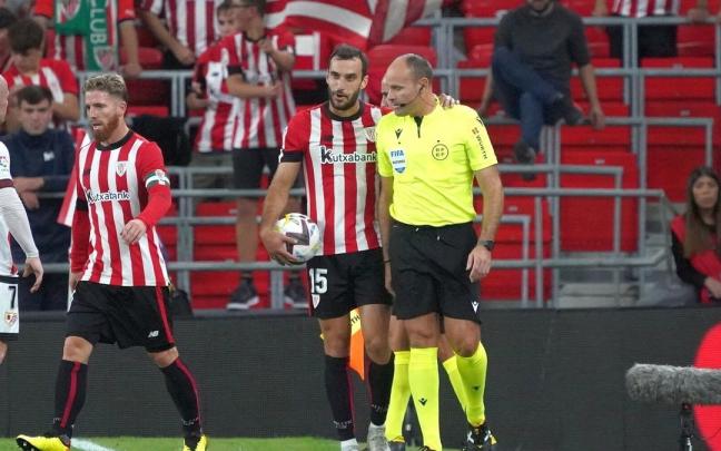 Lekue habla con Mateu Lahoz en un momento del partido ante el Rayo. Lekue habla con Mateu Lahoz en un momento del partido ante el Rayo.