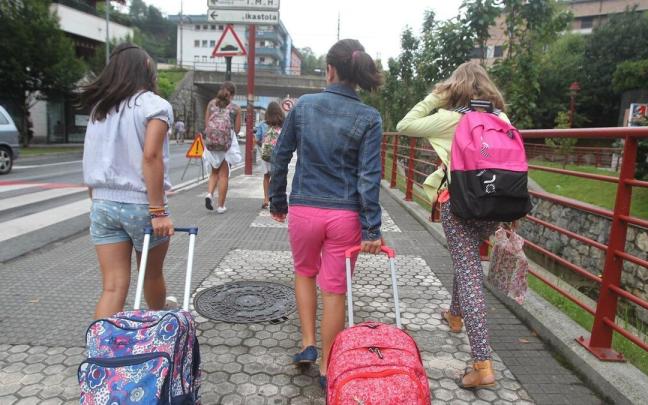 Alumnas durante el primer dia de colegio en Elgoibar Ikastola. Alumnas durante el primer dia de colegio en Elgoibar Ikastola.