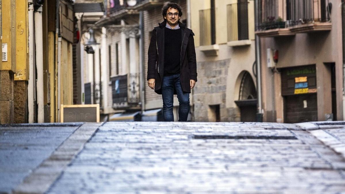 Txema Mauleón, candidato a la Alcaldía de Pamplona por Contigo-Zurekin, posa en la calle del Carmen.