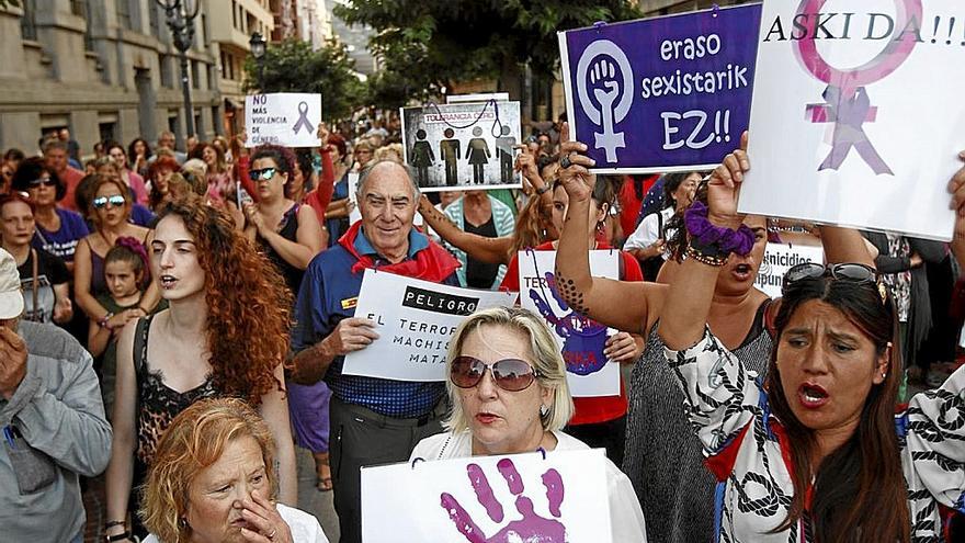 Decenas de mujeres, en una concentración contra la violencia machista. | FOTO: PABLO VIÑAS