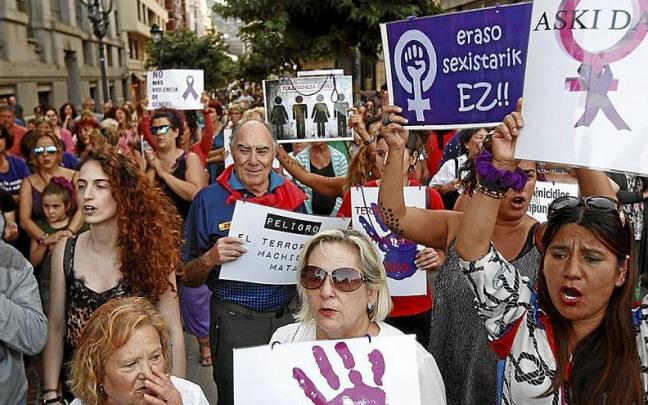 Decenas de mujeres, en una concentración contra la violencia machista. | FOTO: PABLO VIÑAS