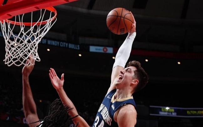 Hommes se dispone a realizar un mate durante un partido