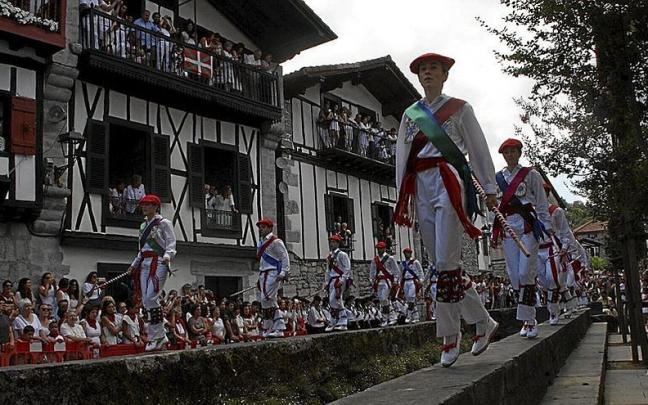 El frenético baile del ‘Zubigainekoa’ al son de los txistularis, con una multitud de espectadores que no quisieron perderse detalle.