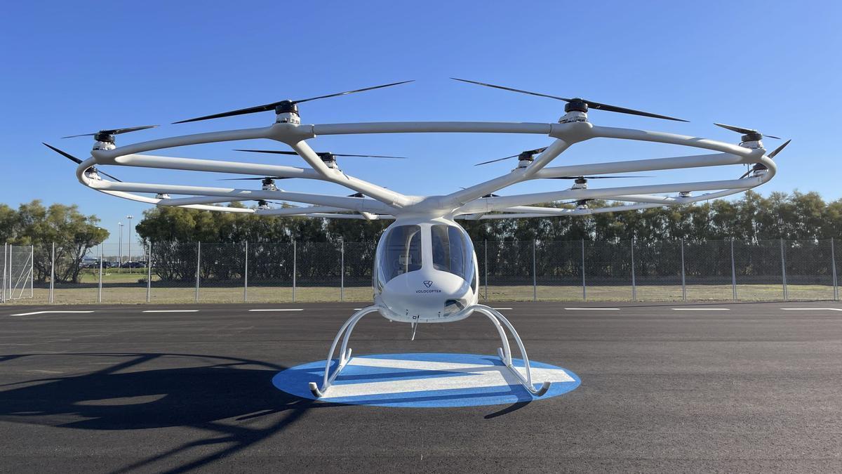 El primer taxi volador tripulado en Italia hace una prueba de vuelo.