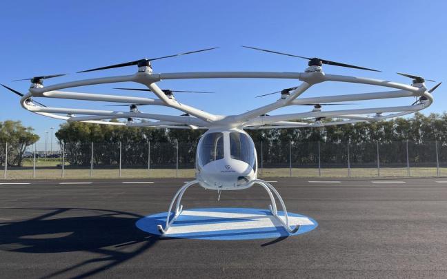 El primer taxi volador tripulado en Italia hace una prueba de vuelo.