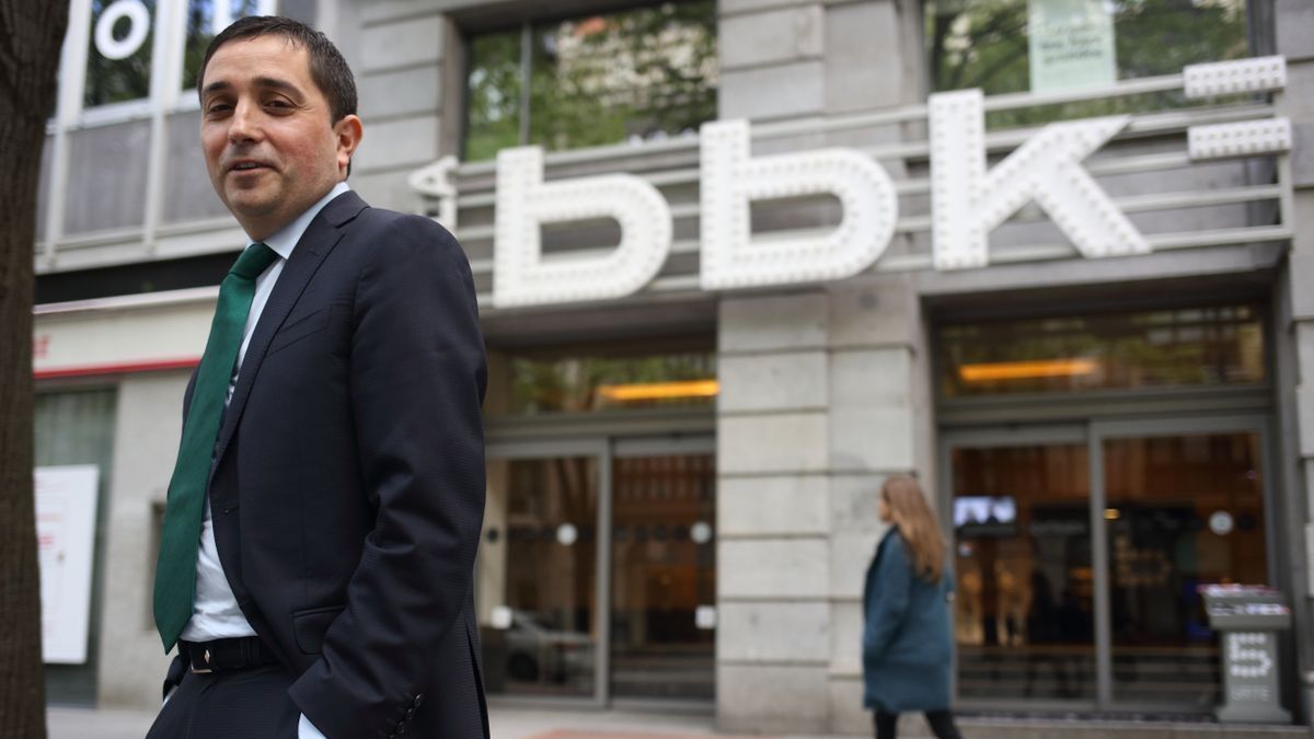 Xabier Sagredo ante la Sala BBK, una de las instalaciones de la obra social de la Fundaci&oacute;n