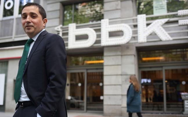 Xabier Sagredo ante la Sala BBK, una de las instalaciones de la obra social de la Fundaci&oacute;n
