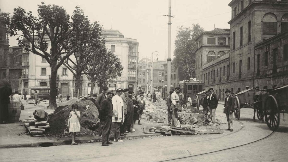 La calle Atxuri sin las escuelas García Rivero cuando Telefónica empezó a tender sus líneas en el año 1927.